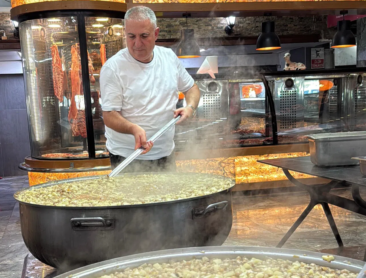 Adanalı kebapçı, yüzlerce aşure dağıttı