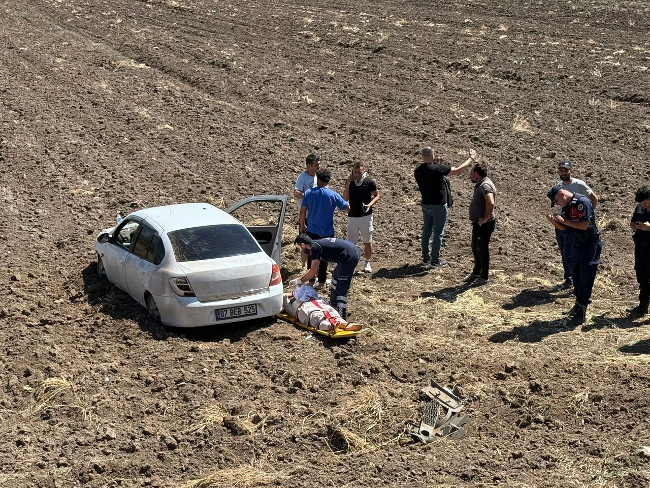 Direksiyon Hakimiyetini Kaybeden Sürücü Tarlaya Uçtu