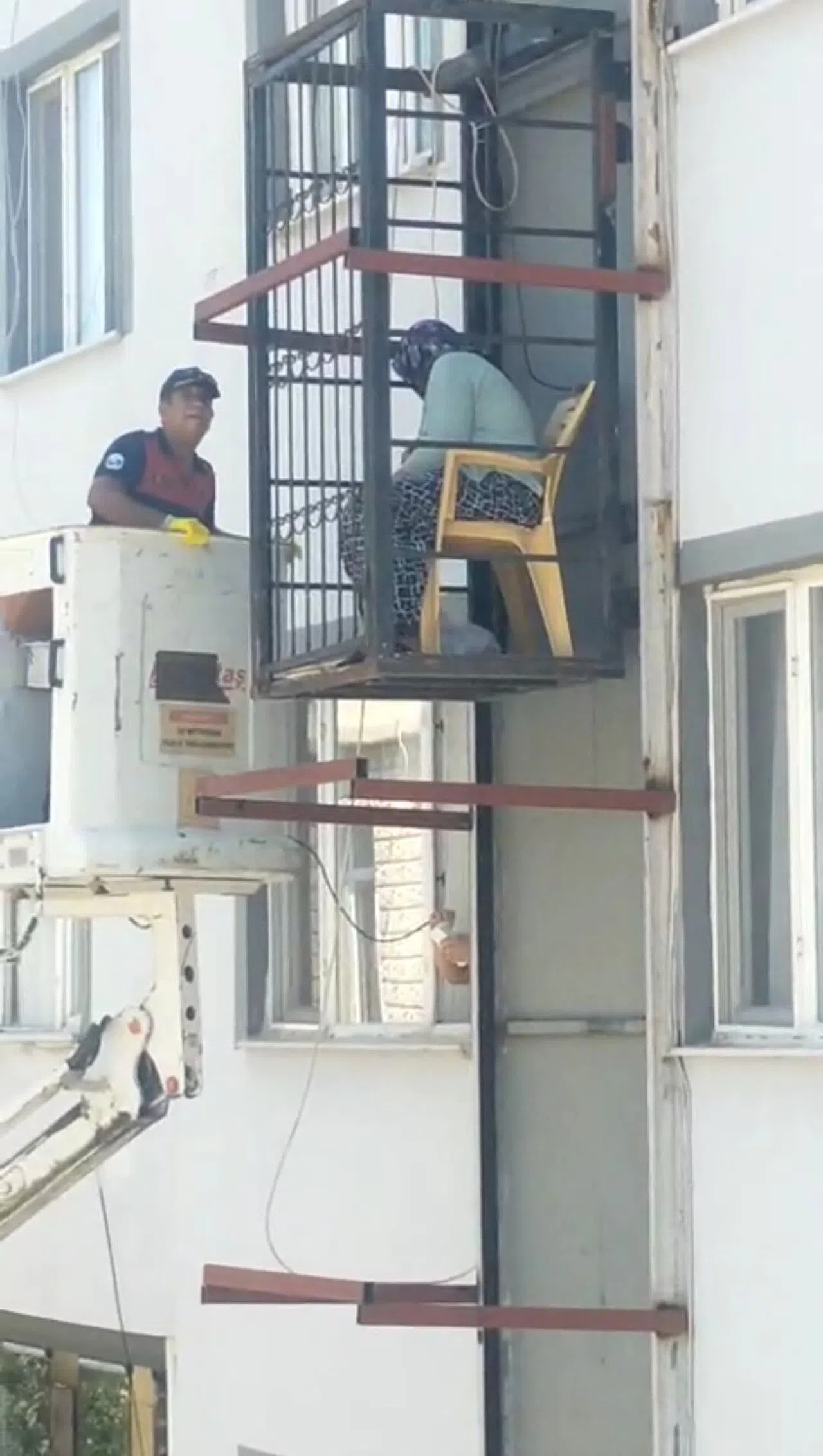 Binanın Dışında Bulunan Asansörde Mahsur Kaldı