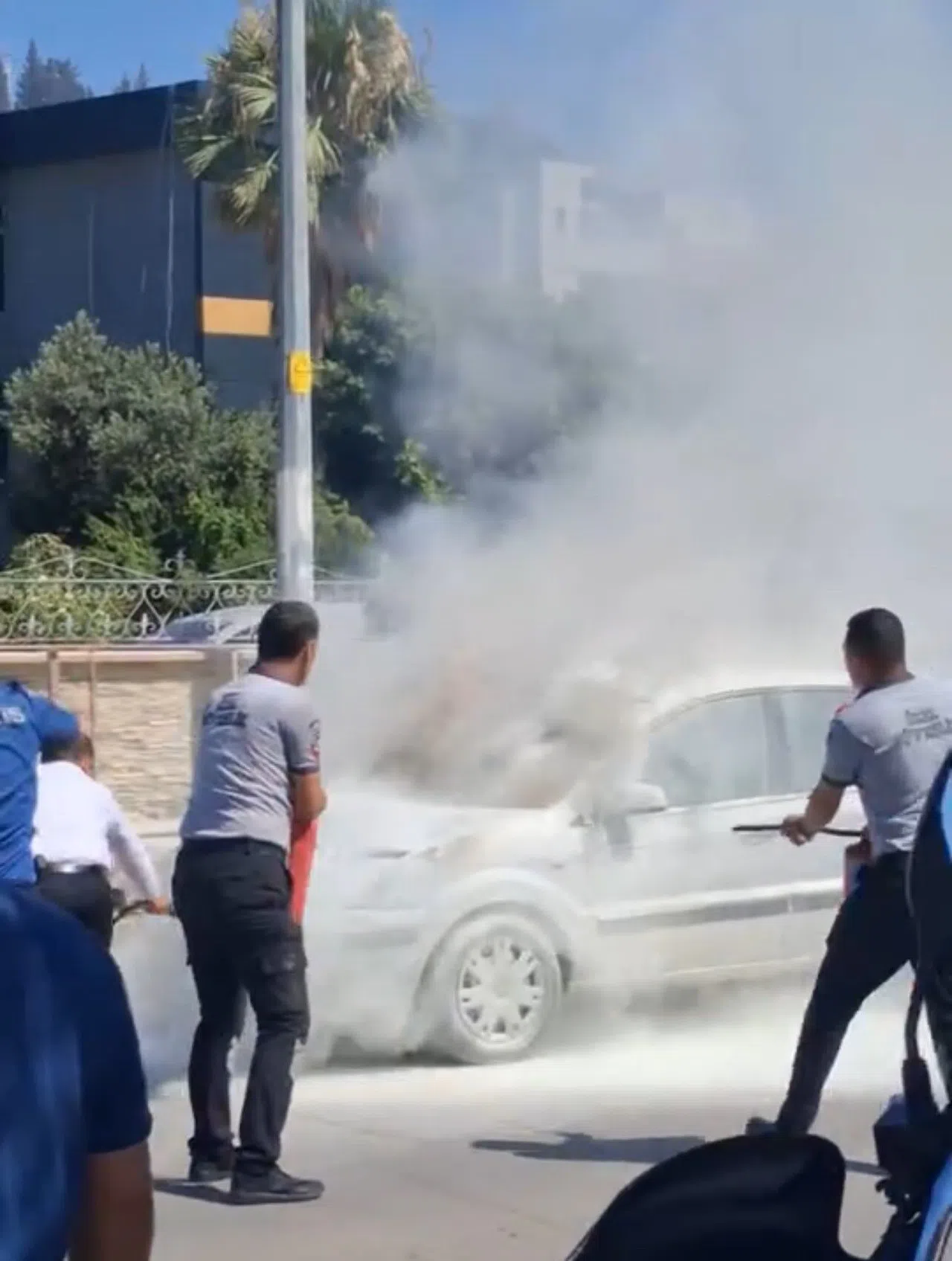 Park halindeki otomobil alev alev yandı