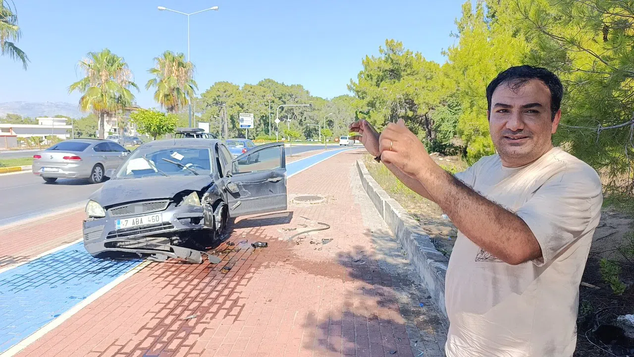 Lastiği patlayan otomobil takla attı, sürücü burnu bile kanamadan araçtan çıktı