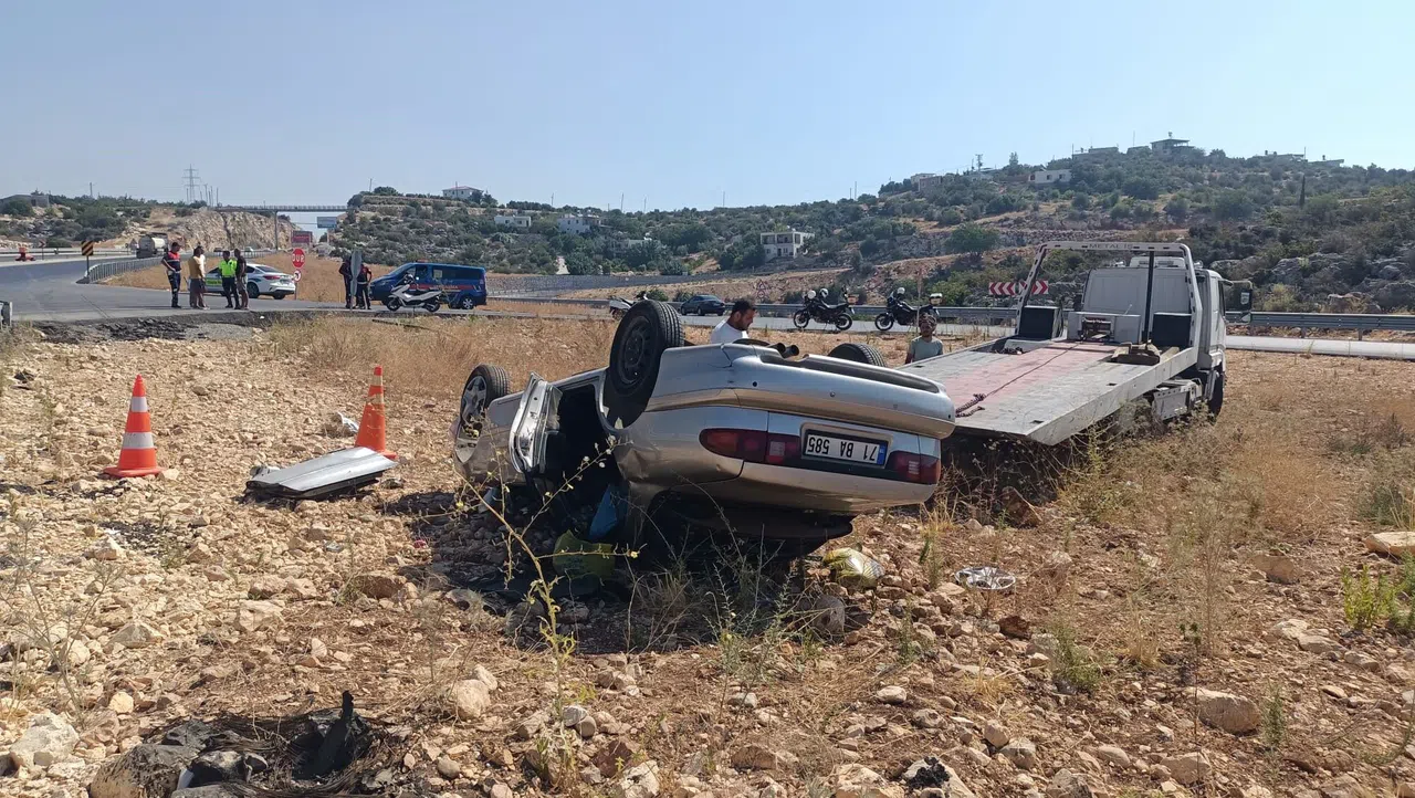 Otomobil Karşı Şeride Geçip Takla Attı: 1 Ölü, 1 Yaralı