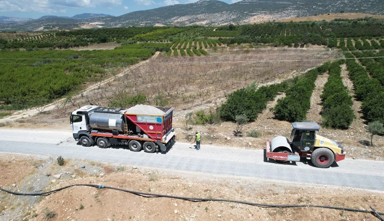 Akdeniz'de Kırsal Mahallelere Yol Desteği Sürüyor