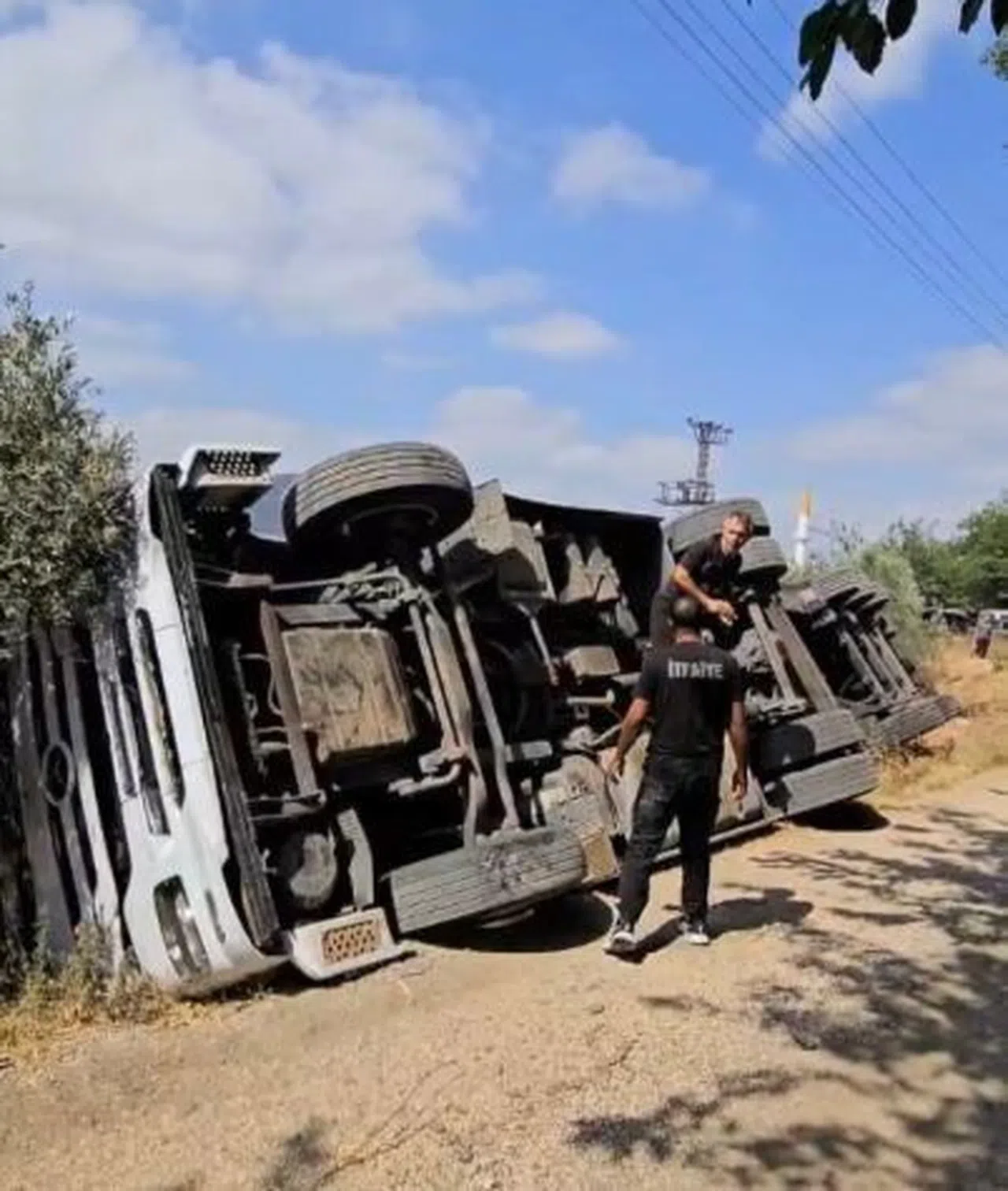 Kontrolden Çıkan Tır Devrildi: 2 Yaralı