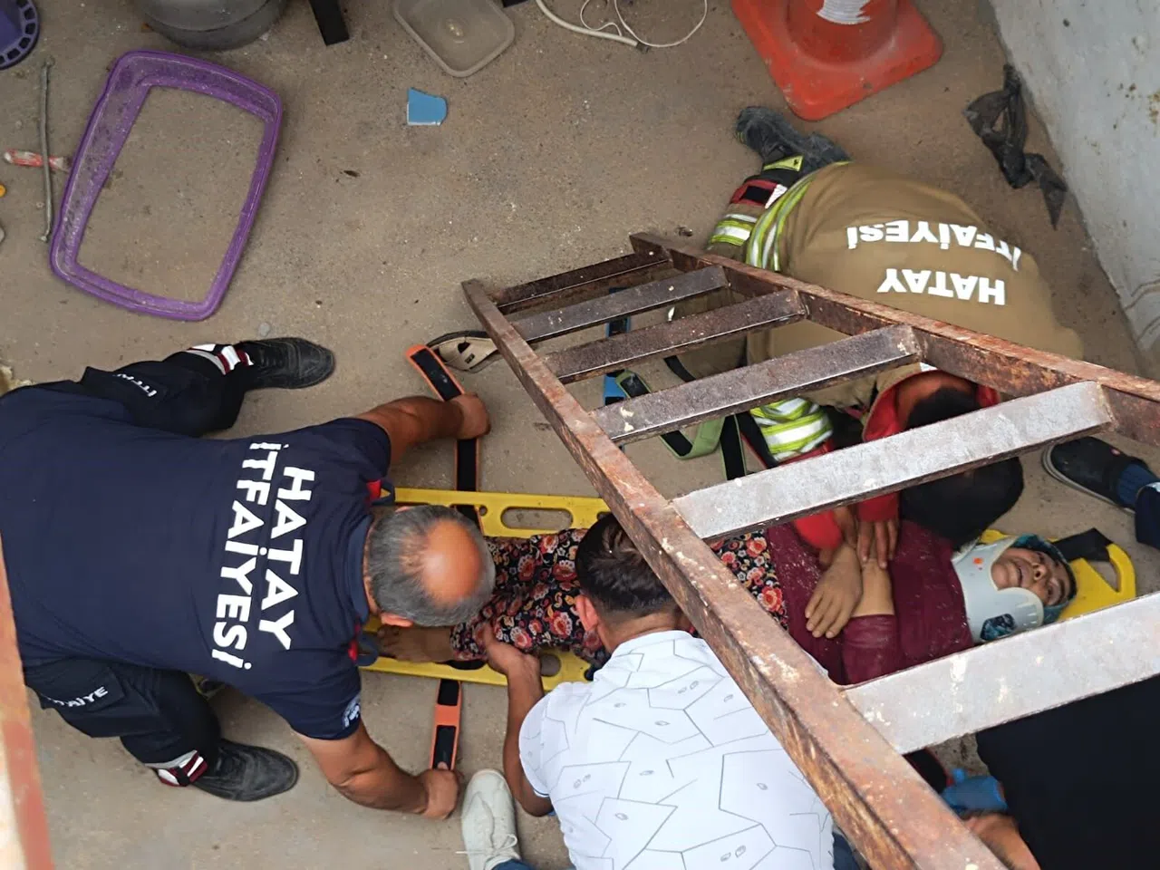 Demir Saçın Çökmesiyle Çatıdan Düşen Kadın Yaralandı