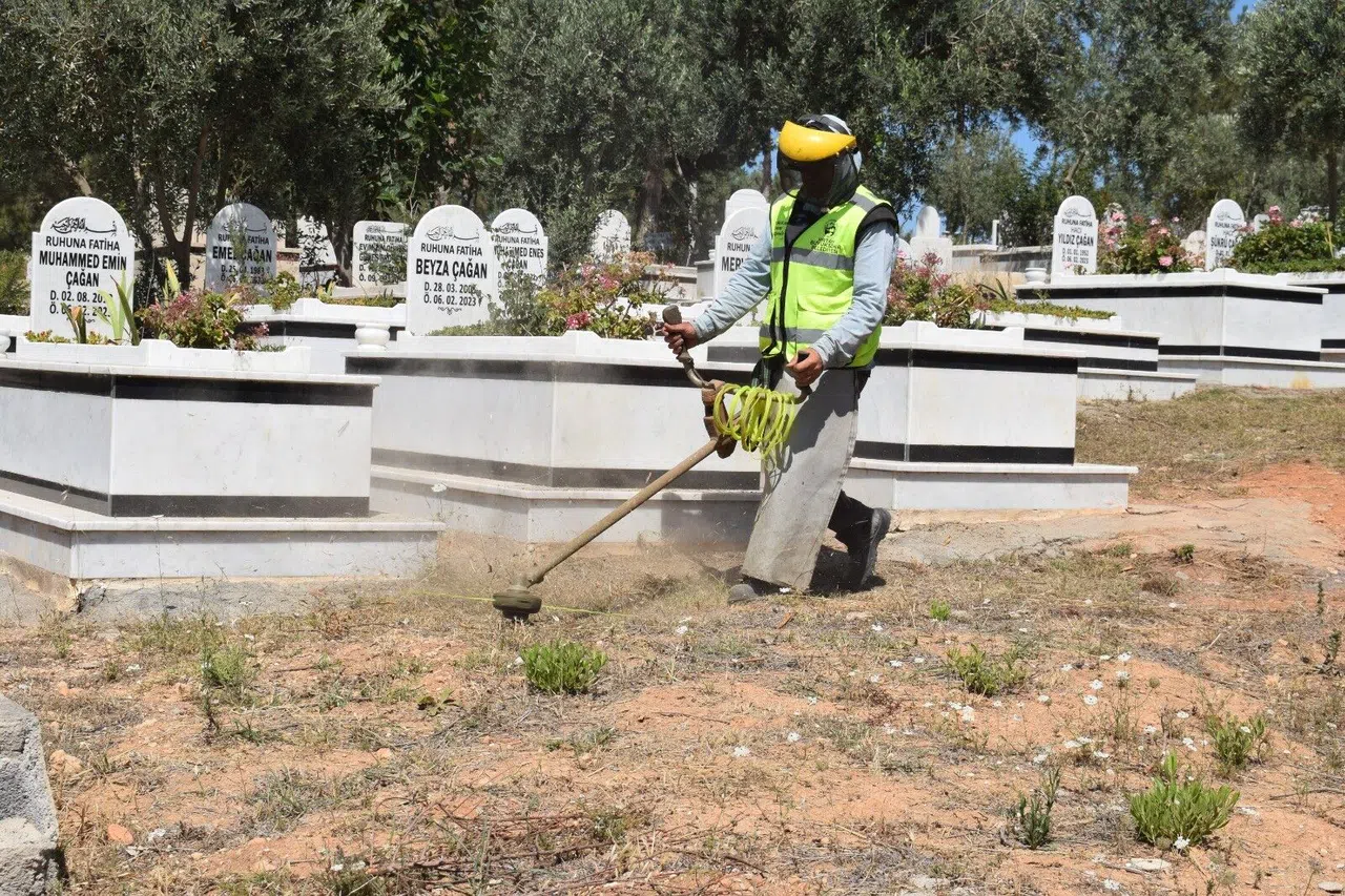 Mezarlıklarda Bakım Ve Onarım Çalışmalarını Sürdürüyor