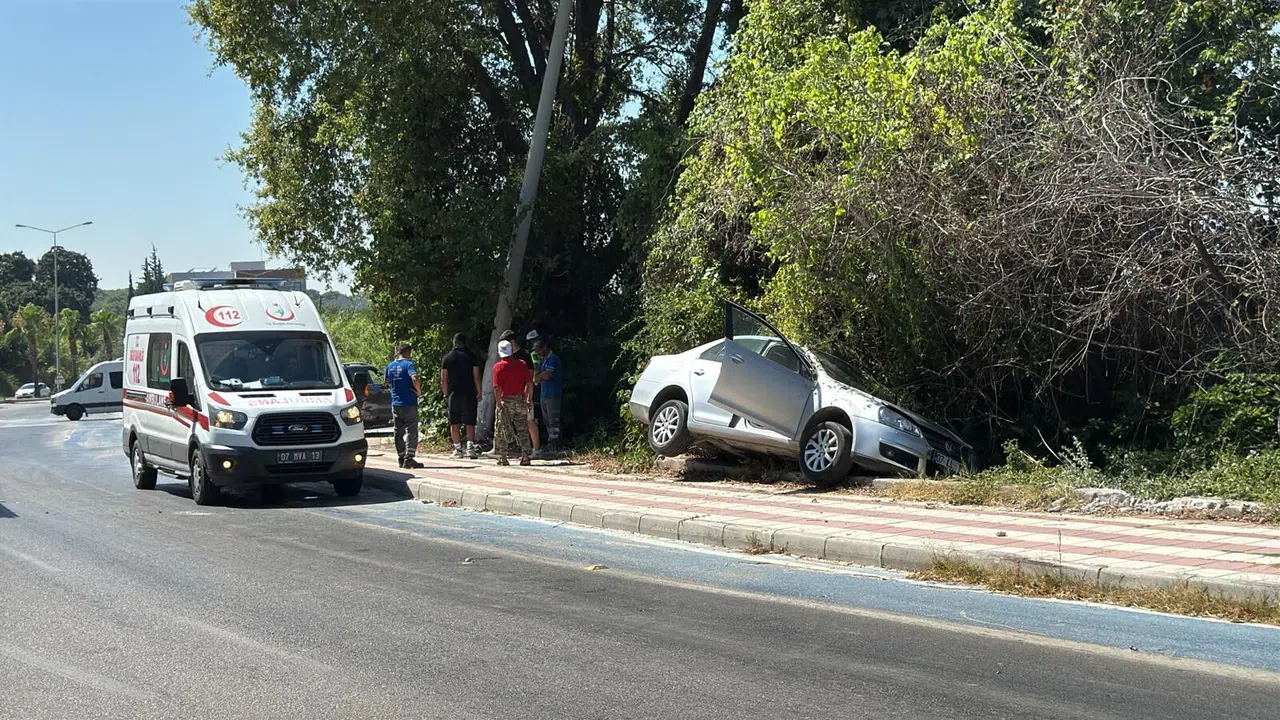 Direksiyon Hakimiyeti Kayboldu: Otomobil Kaldırımda Asılı Kaldı