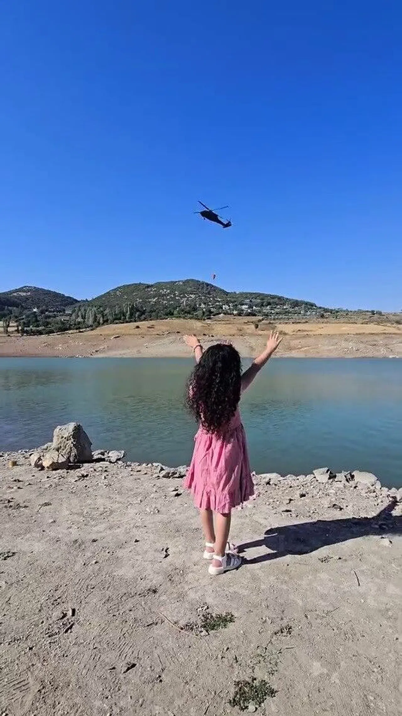 Skorsky Pilotu ile Minik Kızın Yürek Isıtan Selamlaşması