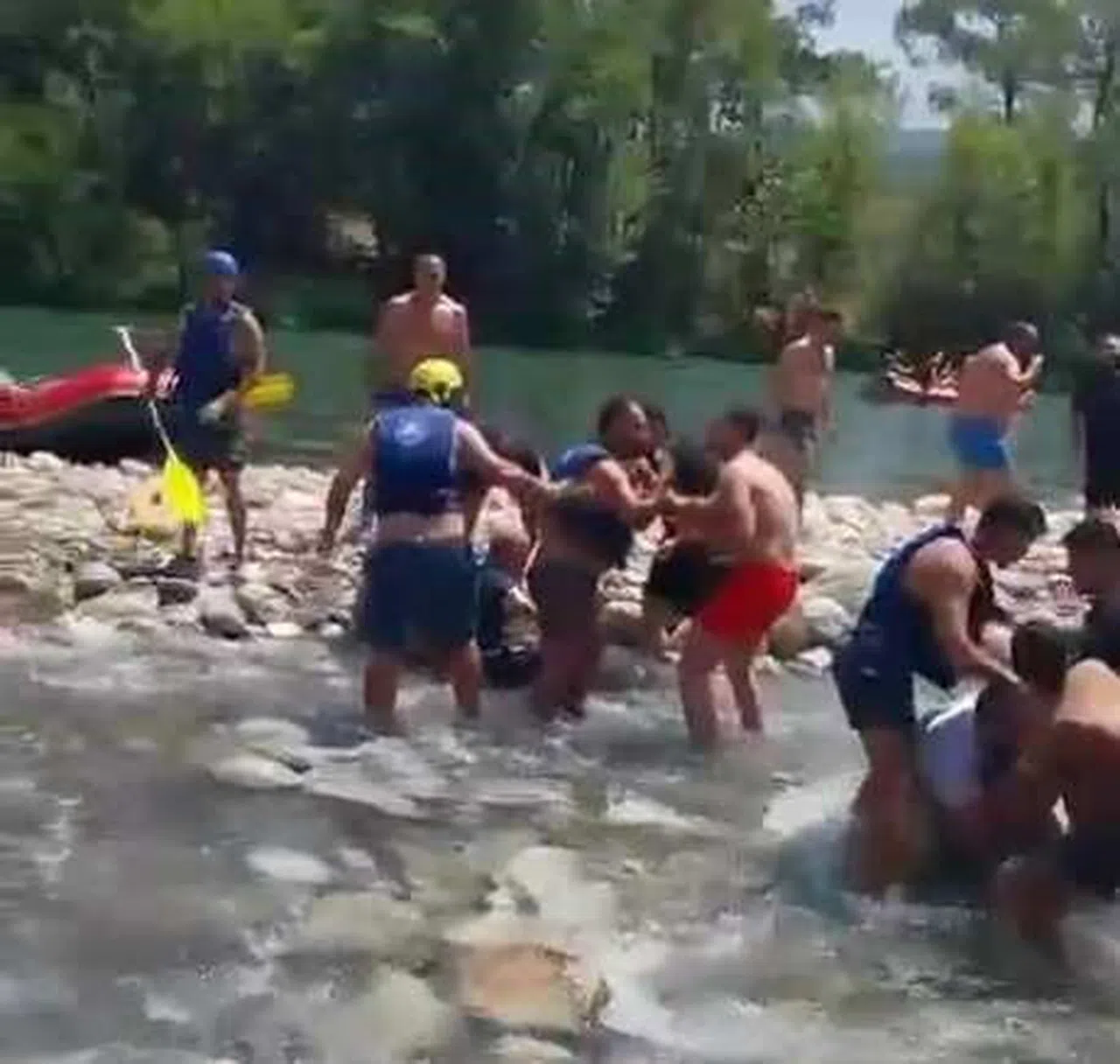 Can Yeleği Giyme Tartışması Kürekli Kavgaya Dönüştü