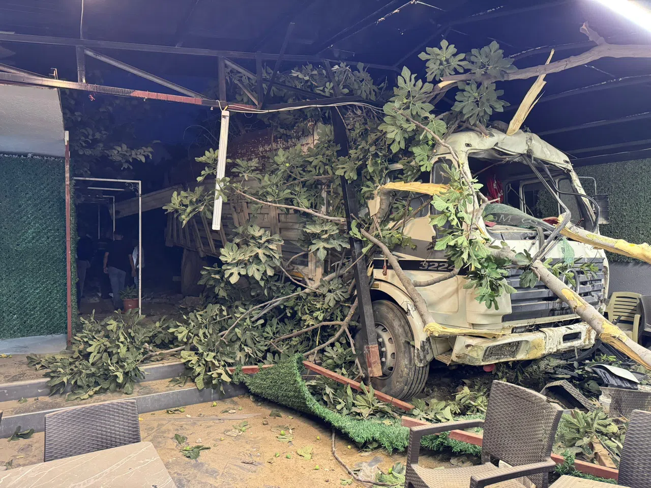 Kontrolden Çıkan Demir Yüklü Kamyon Restoranın Bahçesine Uçtu: 2 Yaralı