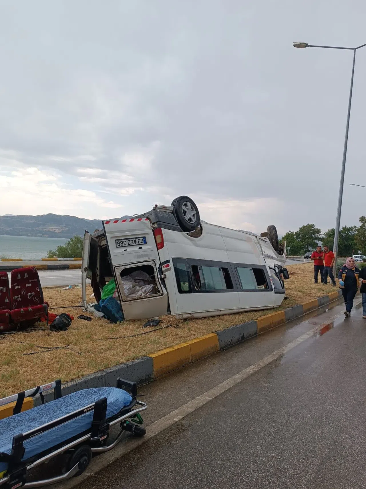 Yağmur Nedeniyle Kayganlaşan Yolda Minibüs Devrildi: 1'i Ağır 9 Kişi Yaralandı