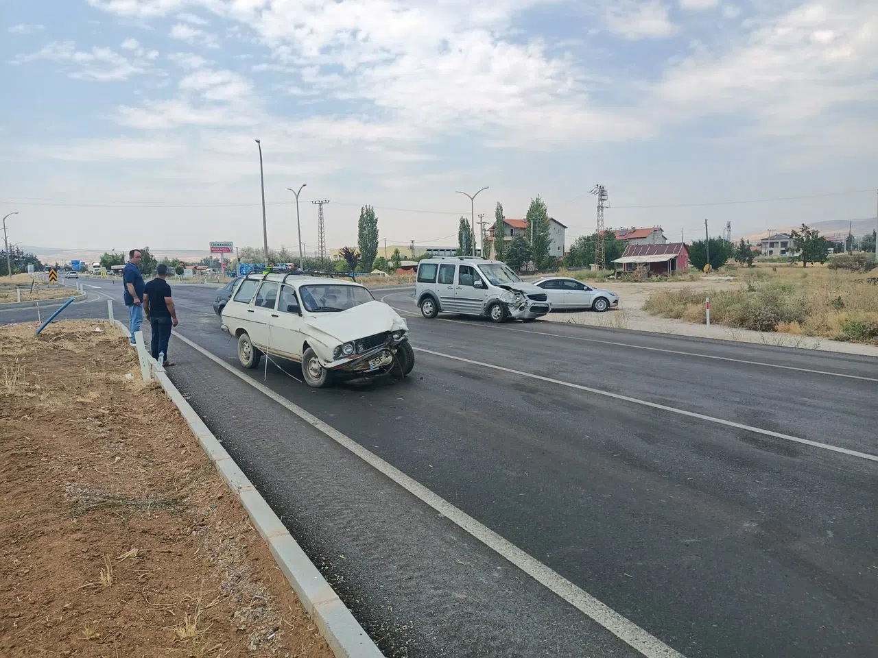 İki Otomobil Kavşakta Çarpıştı: 3 Yaralı