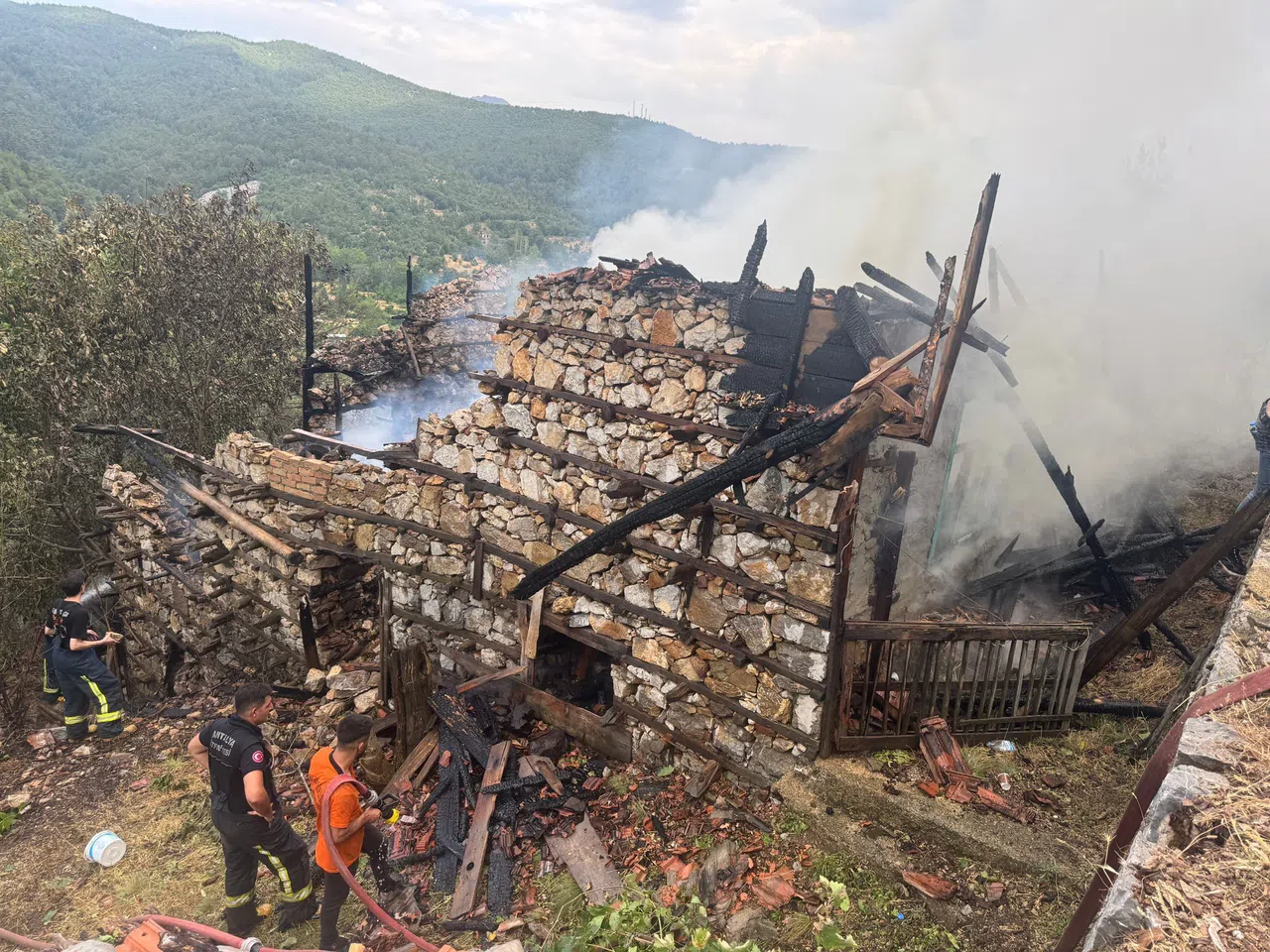Çıkan Yangın Asırlık Düğmeli Evleri Küle Döndürdü