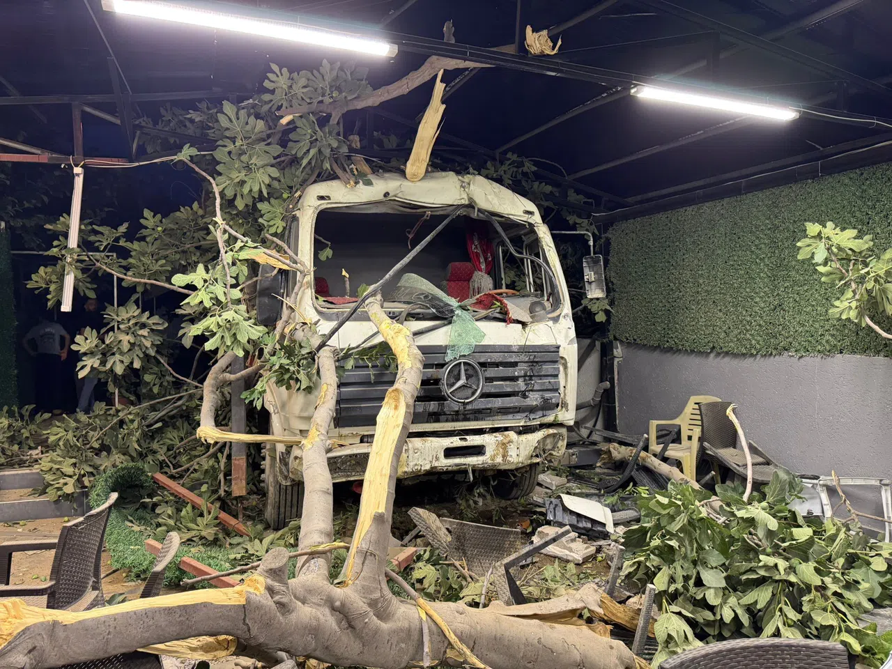 Demir Yüklü Kamyon 8 Metrelik Duvardan Bahçeye Uçtu