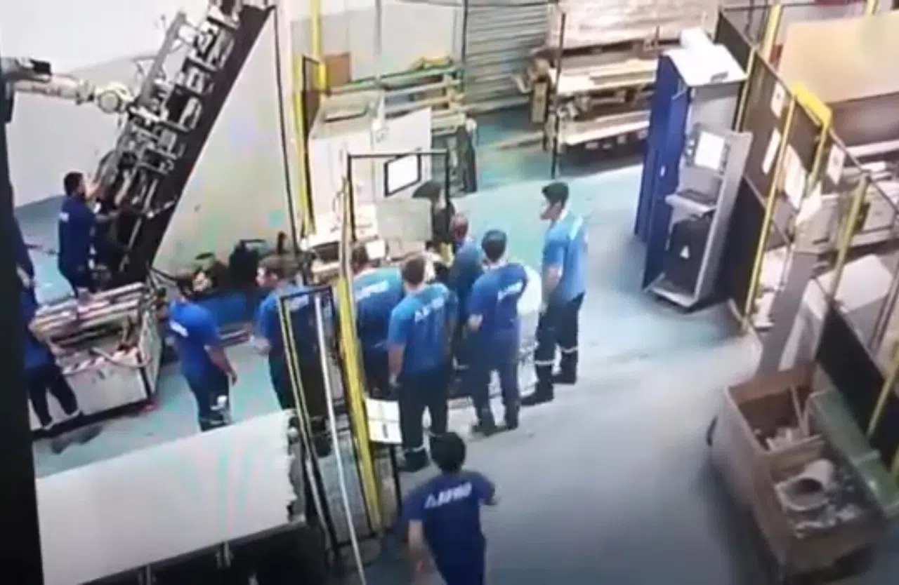 Feci İş Kazası: Arızalı Makine, İşçinin Sırtına Saplandı