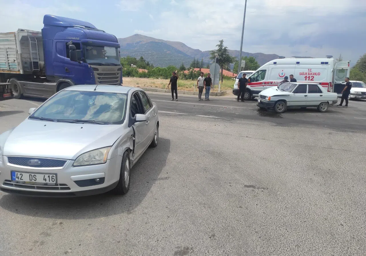 Kavşakta İki Otomobil Çarpıştı: 4 Yaralı