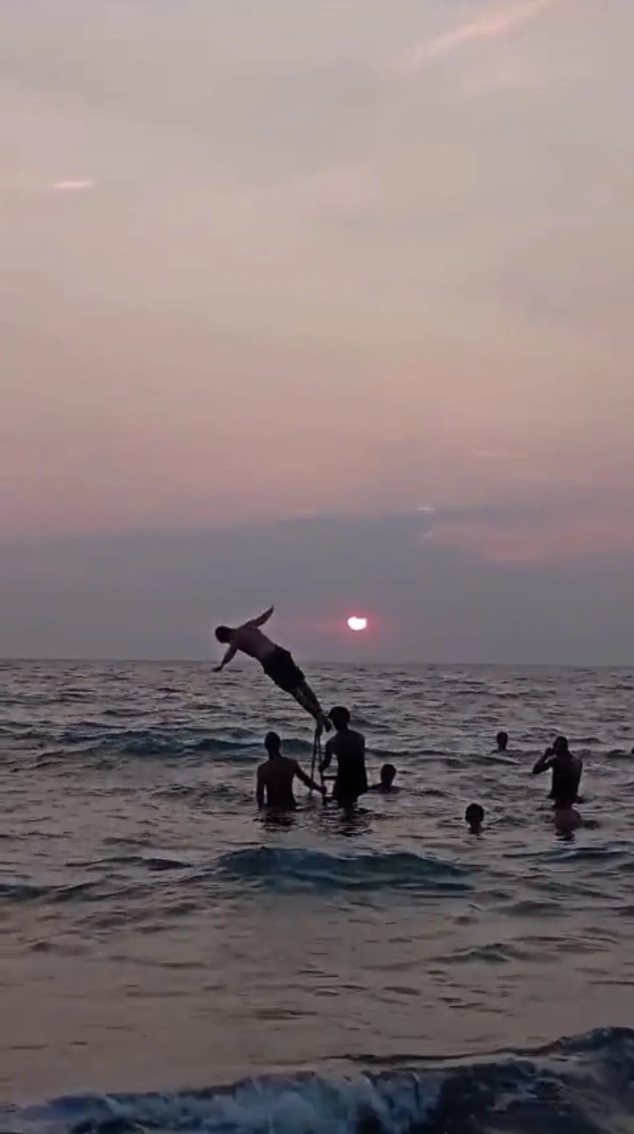 Denizin Ortasına Merdiven Kurup, Üzerinden Atlayarak Eğlendiler