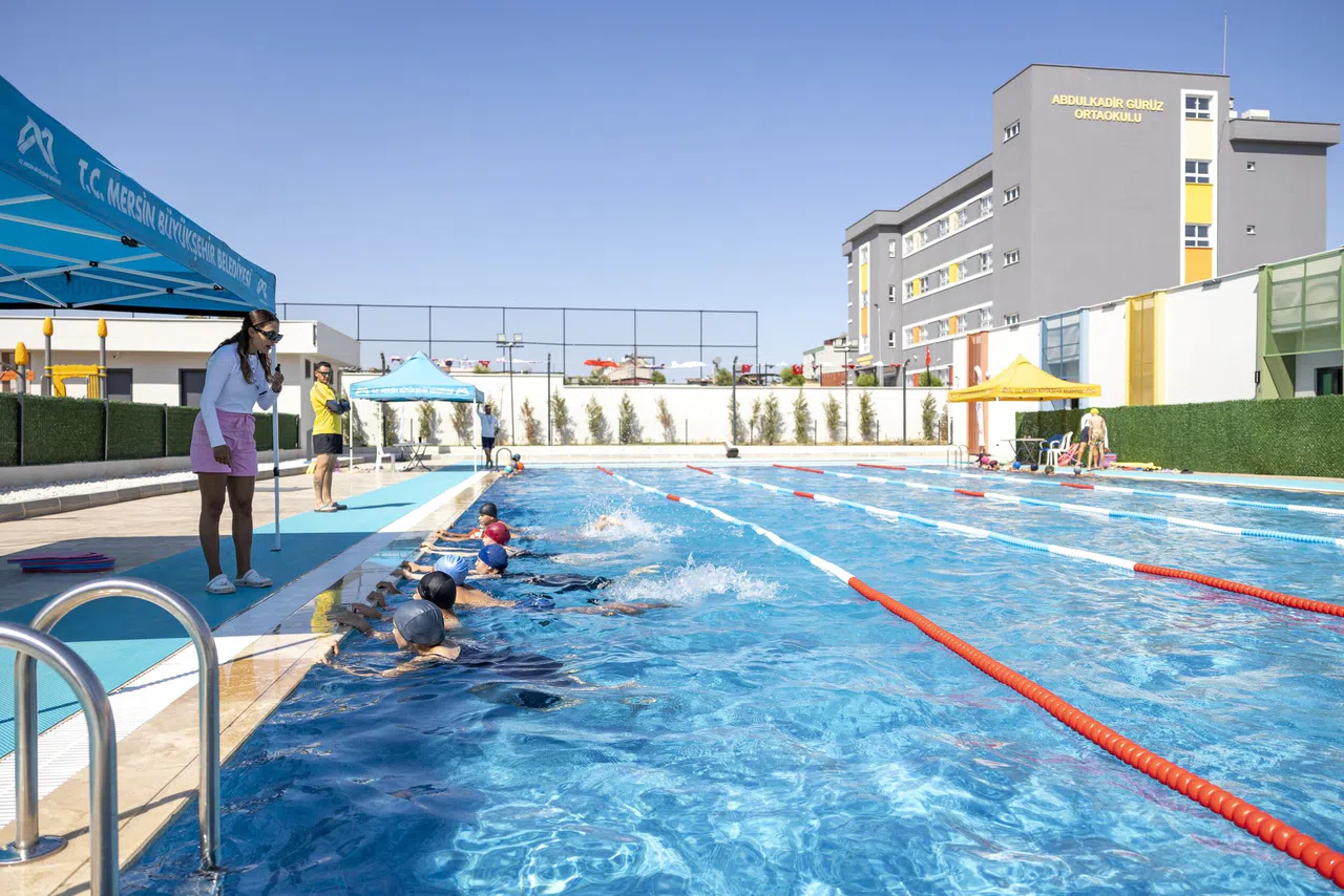 7'den 70'e Herkes Eğlenerek Yüzme Öğreniyor