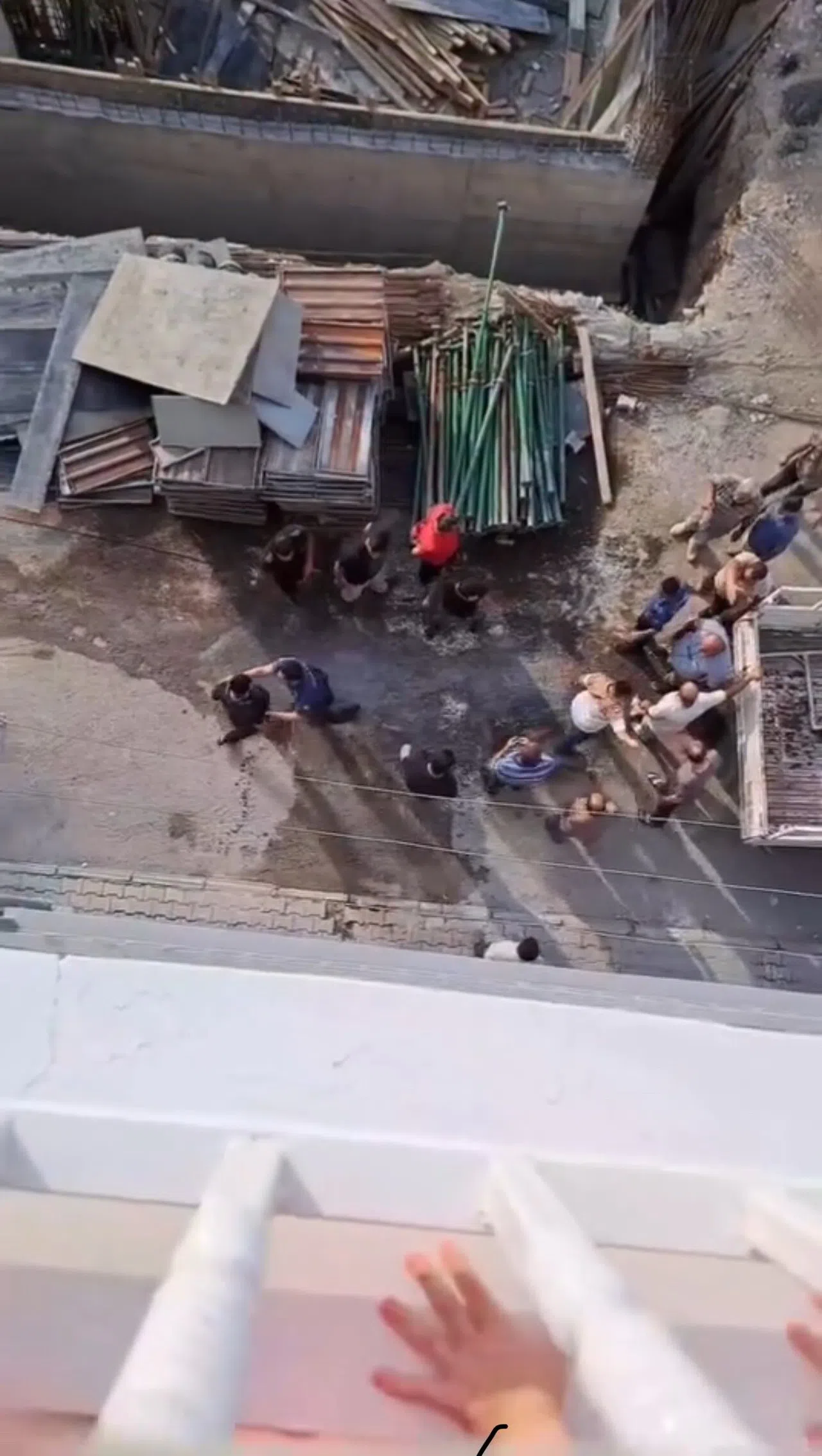 Korku dolu anlar: Yumrukların havada uçuştuğu kavgayı polis ayırdı