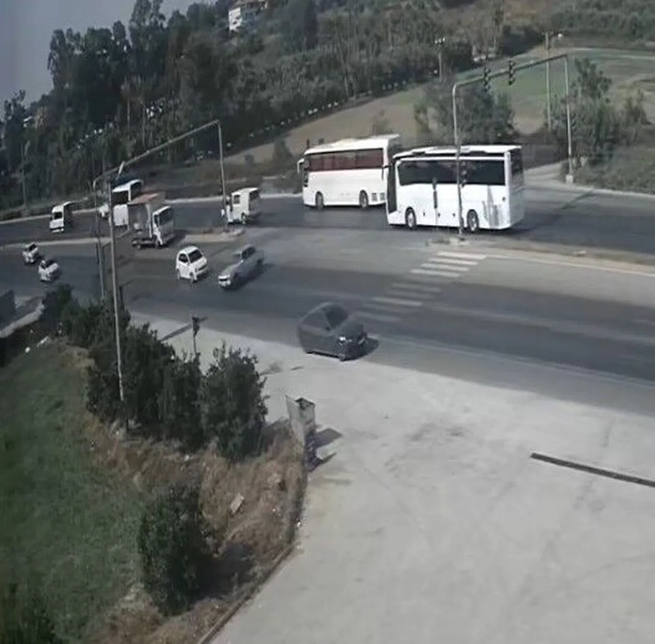 Otomobilin U dönüşü sonrası kaza anı kamerada