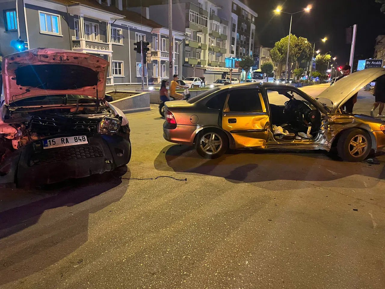 İki Otomobil Çarpıştı: 2 Yaralı