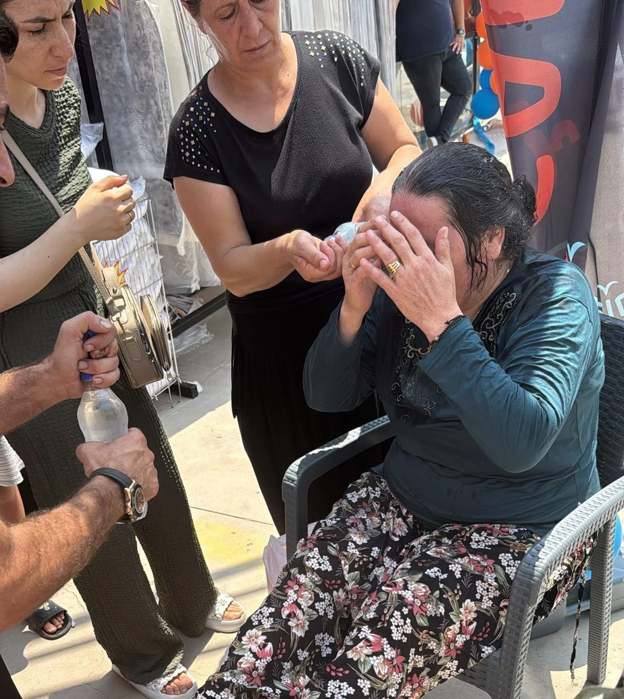 Mağaza Açılışında İzdiham, Yaşlı Kadın Fenalık Geçirdi