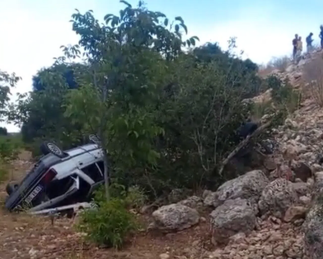 Otomobil Şarampole Yuvarlandı: 3 Yaralı