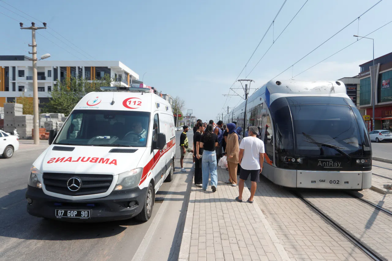 Tramvayın Çarptığı Genç Kız Yaralandı