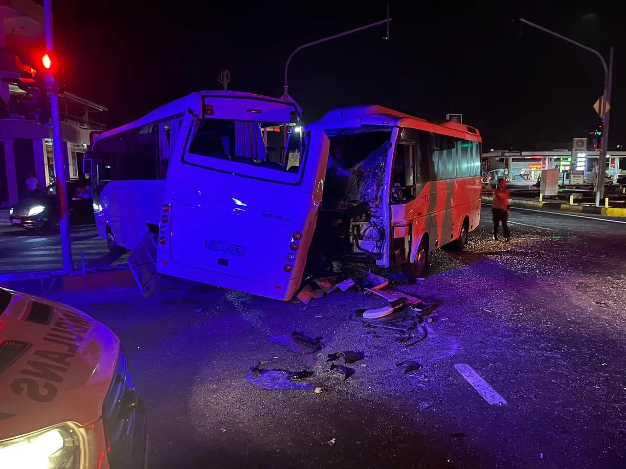 3 Midibüs Birbirine Girdi, Ortalık Savaş Alanına Döndü: 6 Yaralı