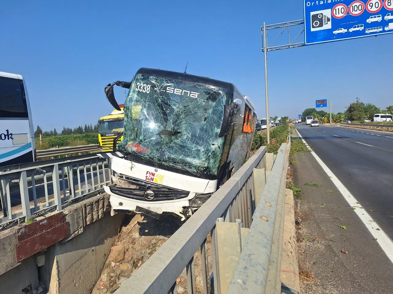 Kaza Yapan Tur Otobüsü, Köprüden Düşmek Üzereyken Durabildi