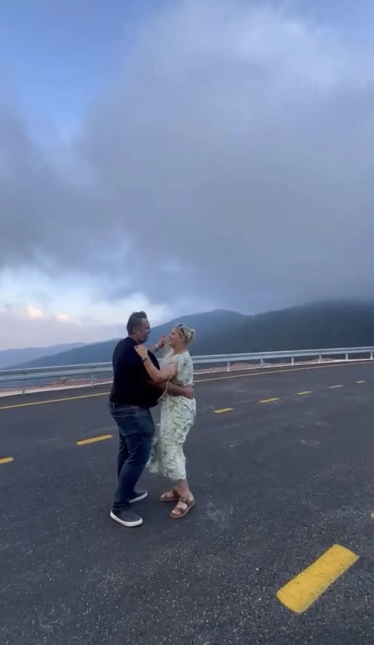 Manzarasıyla Mest Eden Yolda İlgi Odağı Olan Dans