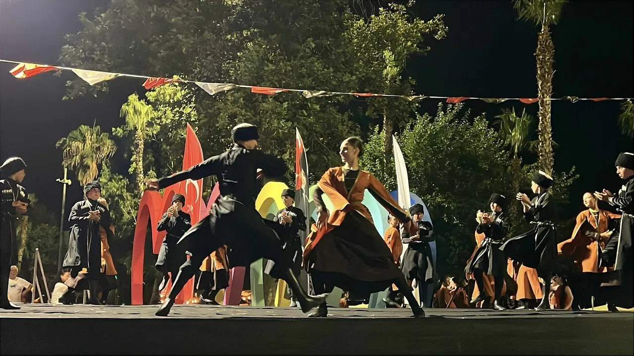 Gürcü Dans Topluluğunun Gösterisi İzleyenleri Hayran Bıraktı