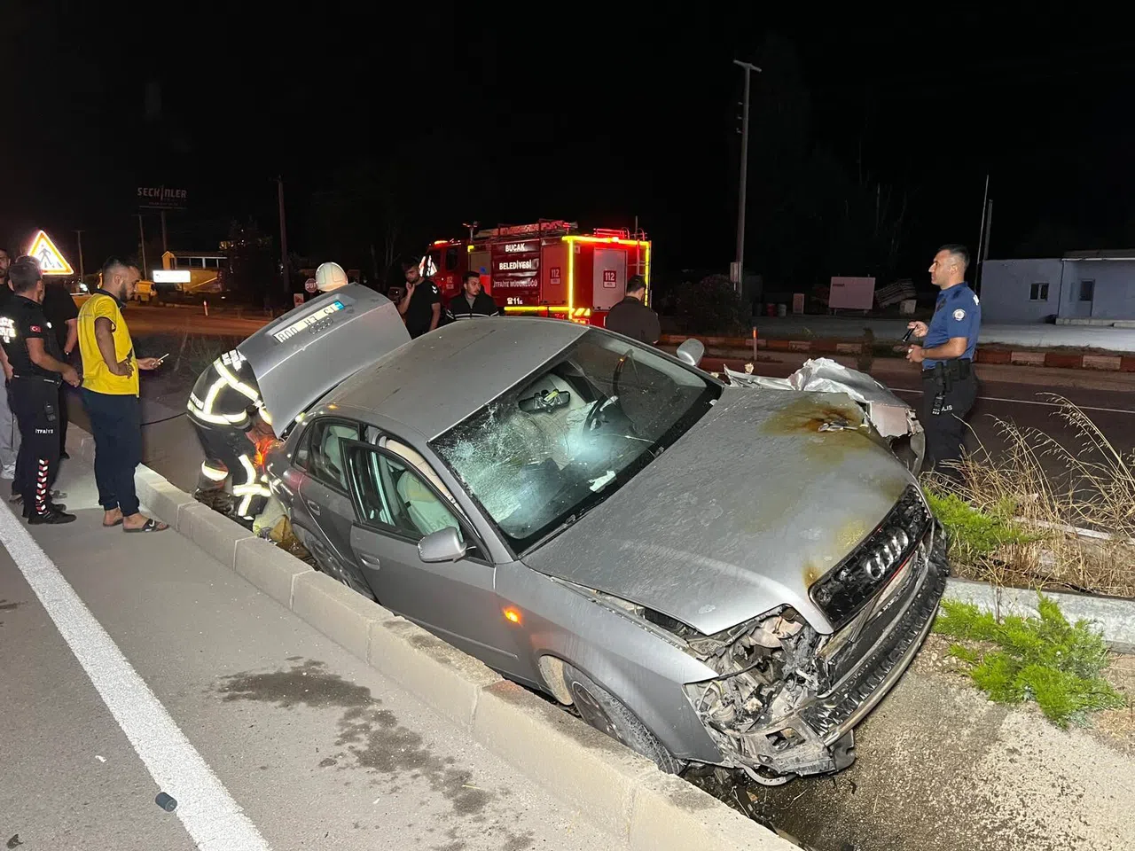 Aydınlatma Direğine Çarpan Otomobil Alev Aldı: 2 Yaralı