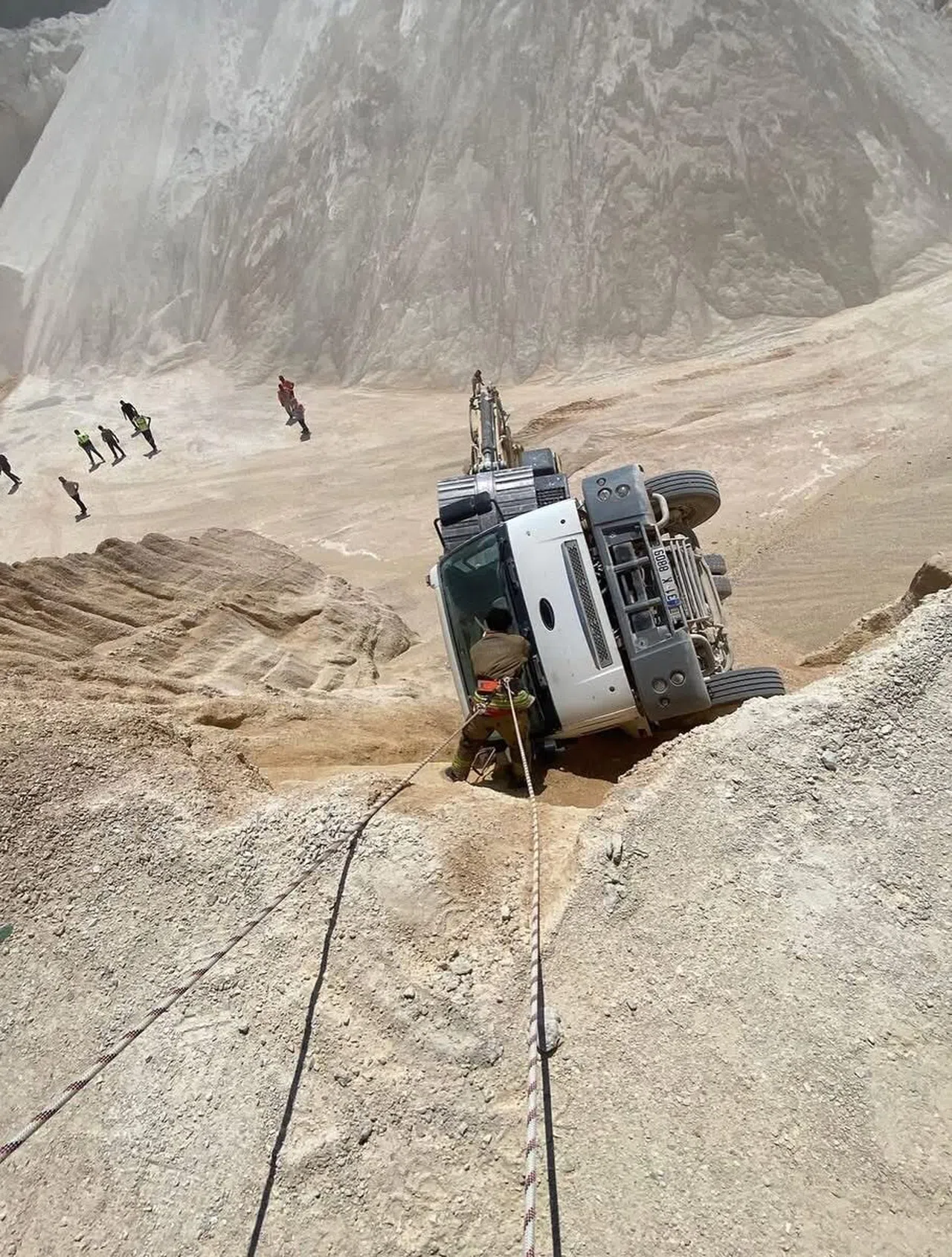Kum Ocağında Çalışan Kamyon Devrildi: 1 Yaralı