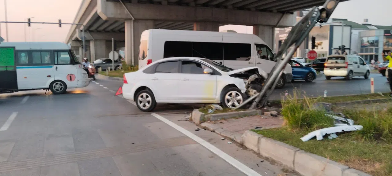 İki Otomobil Kavşakta Çarpıştı: 1 Yaralı