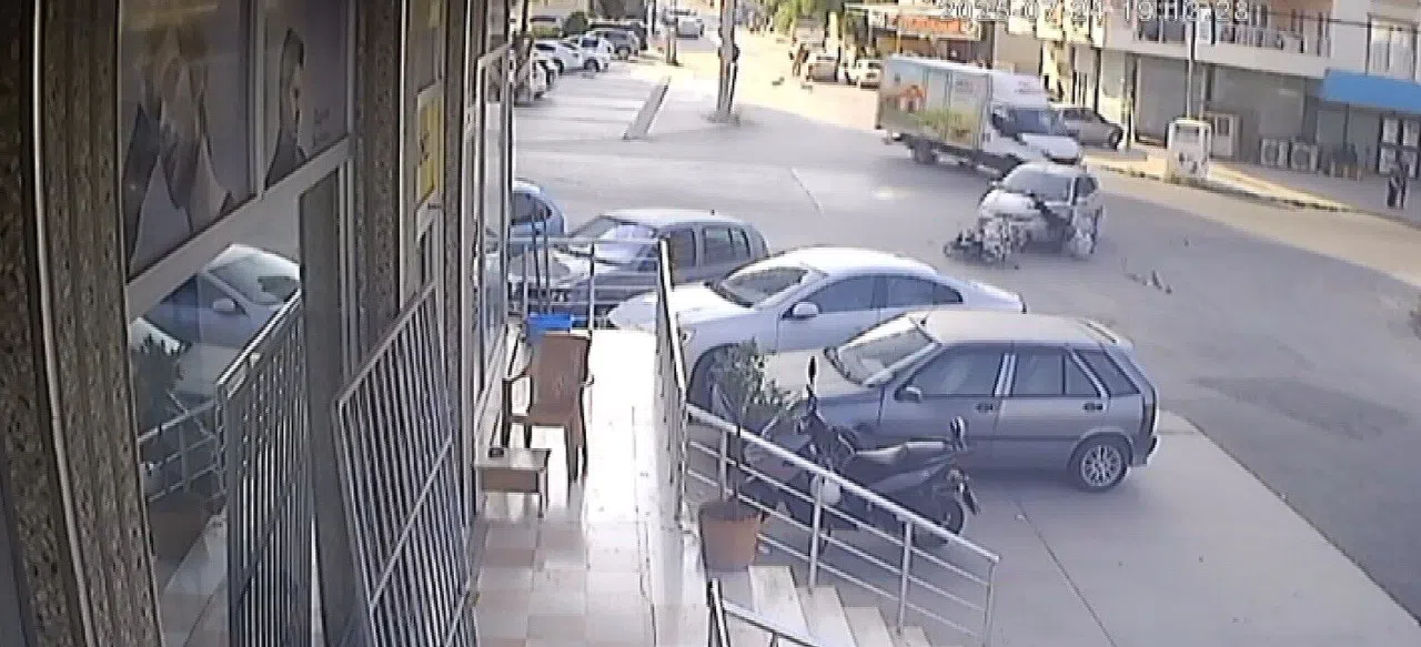 Feci Çarpışma Kamerada: Motosiklet Sürücüsü Yere Çakıldı