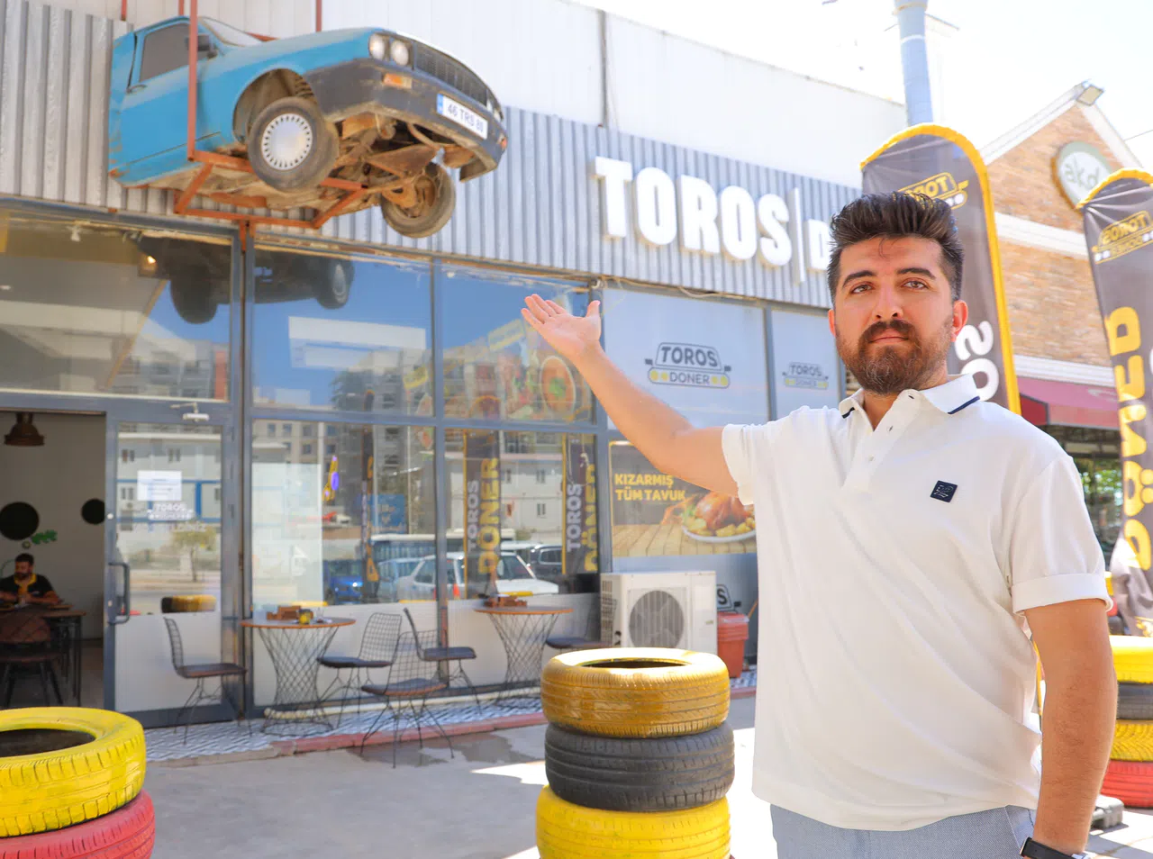 Kahramanmaraş'ta Depremde Yarısı Enkazda Kalan Otomobilin Geriye Kalan Kısmını Dükkanına Astı