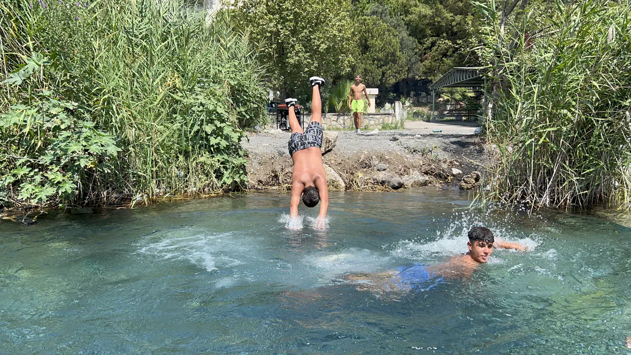 Kavurucu Sıcaktan Bunalan Vatandaşlar, Soluğu Buz Gibi Suyuyla Mest Eden Doğal Kaynak Suyunda Aldılar