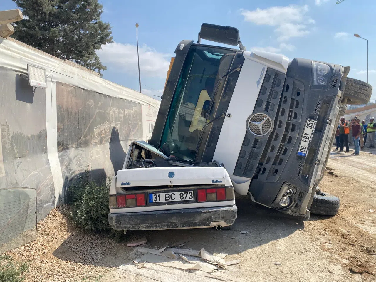 Kamyon Tofaş’ın Üzerine Devrildi: Kimse Yoktu