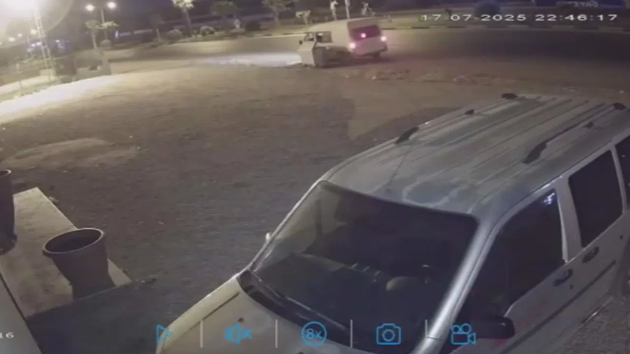 Hırsızların Yol Kenarında Duran Çöp Konteynerini Araca Yükleyip Çaldığı Anlar Kamerada