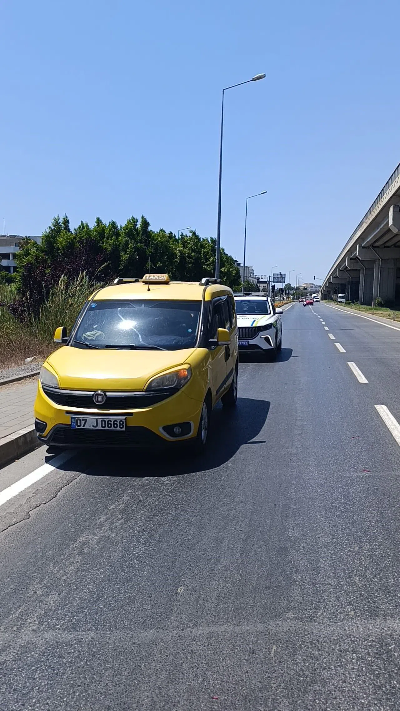 Müşteri Almak İçin Duran Taksiye Çarptı: 1 Yaralı