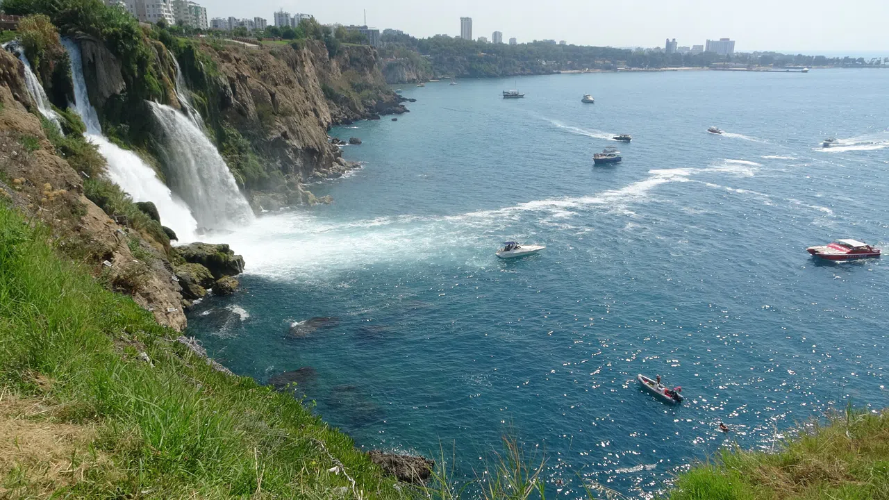 Şelaleden Denize Düştüğü İddia Edilen Kişi Her Yerde Aranıyor