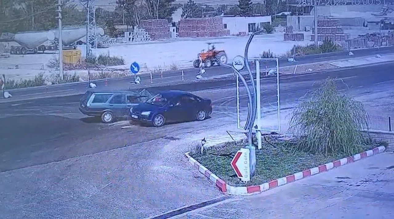 Otomobiller Çarpıştı: 1'i Ağır 8 Yaralı