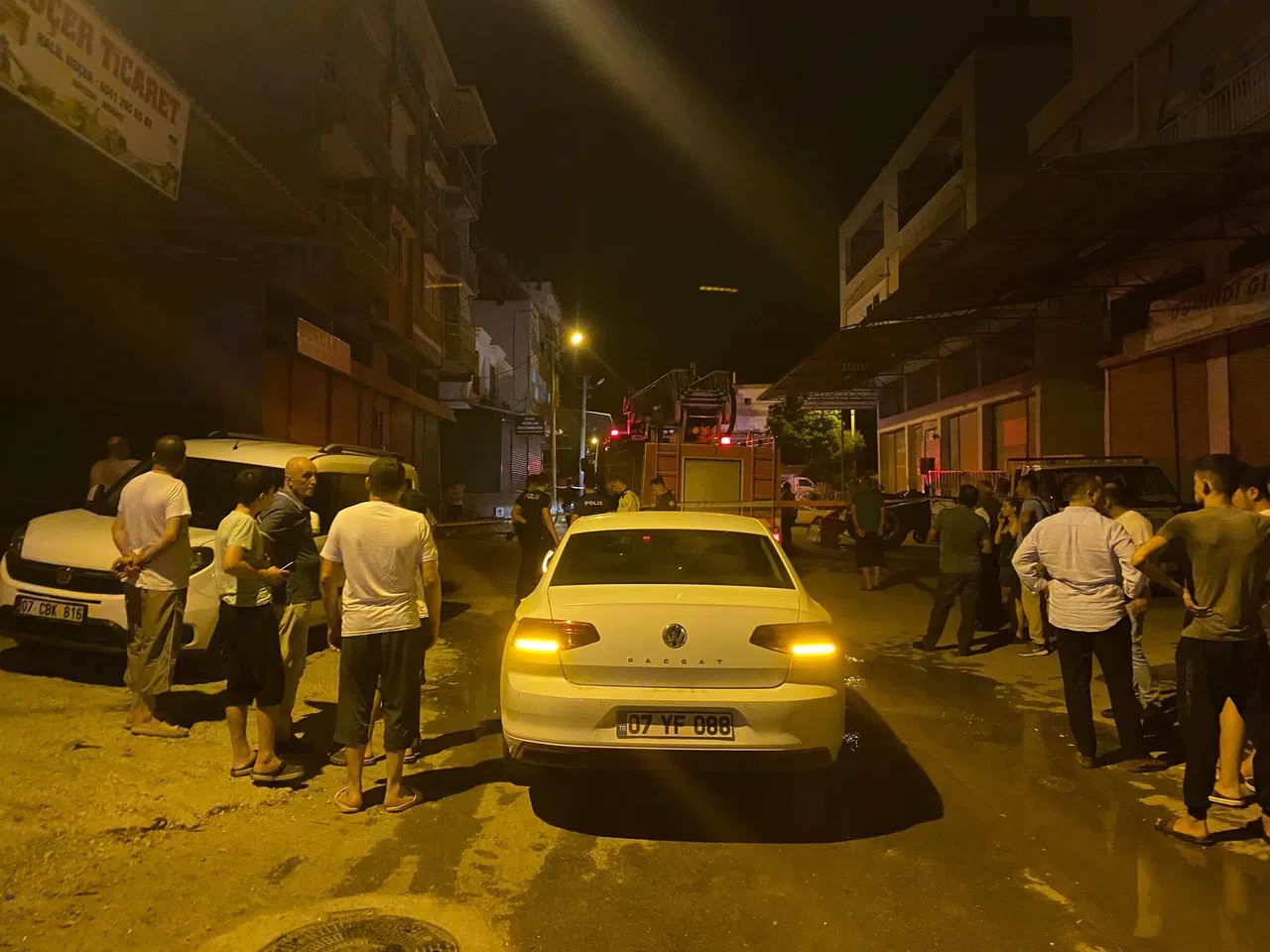 4 Katlı Binada Çıkan Yangında 3 Kişi Dumandan Etkilendi