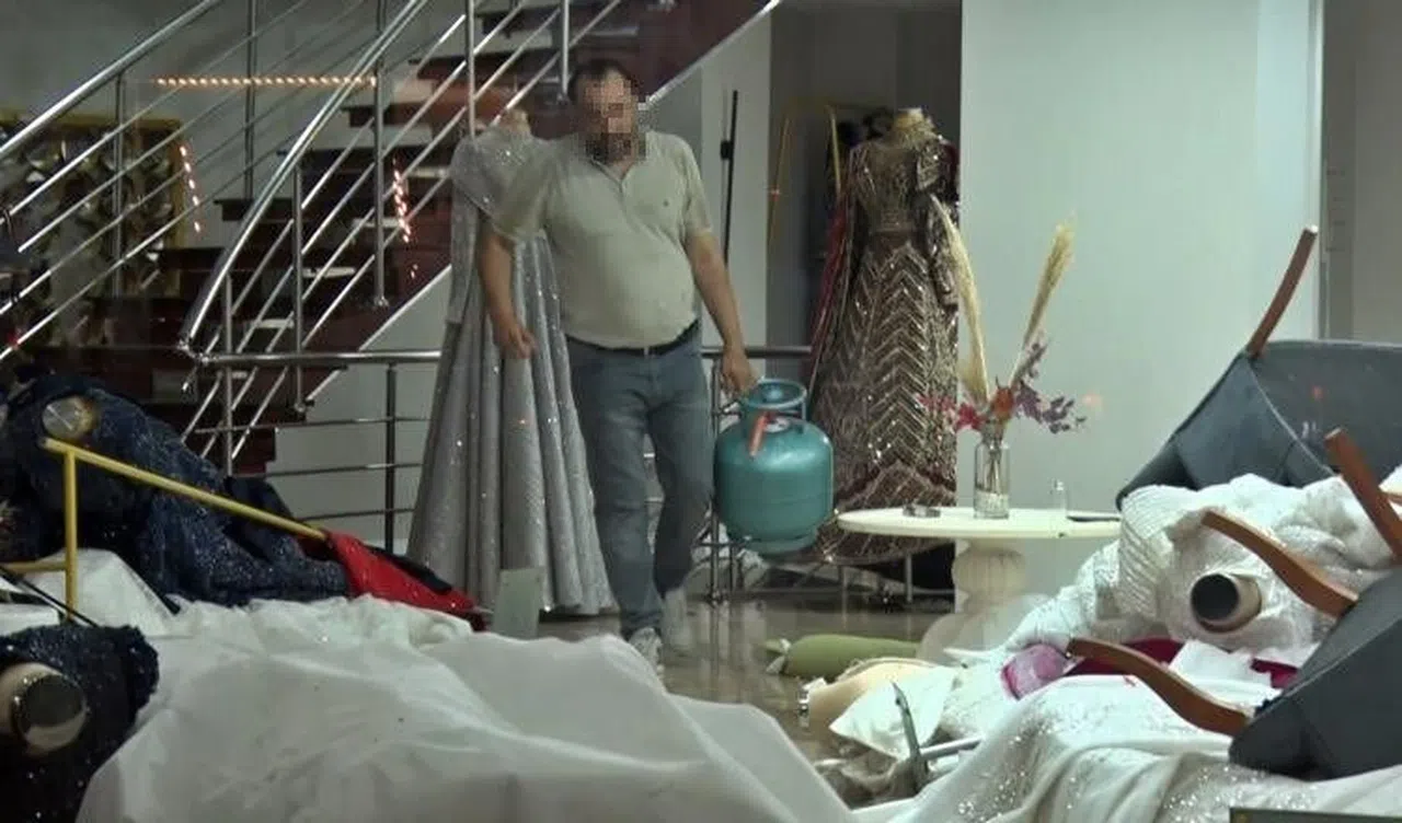 "Eşinin Mağazasına Girip Gelinliklere Kolonya Döktü, Tüpe Çakmak Dayayınca Tazyikli Suyu Yedi"