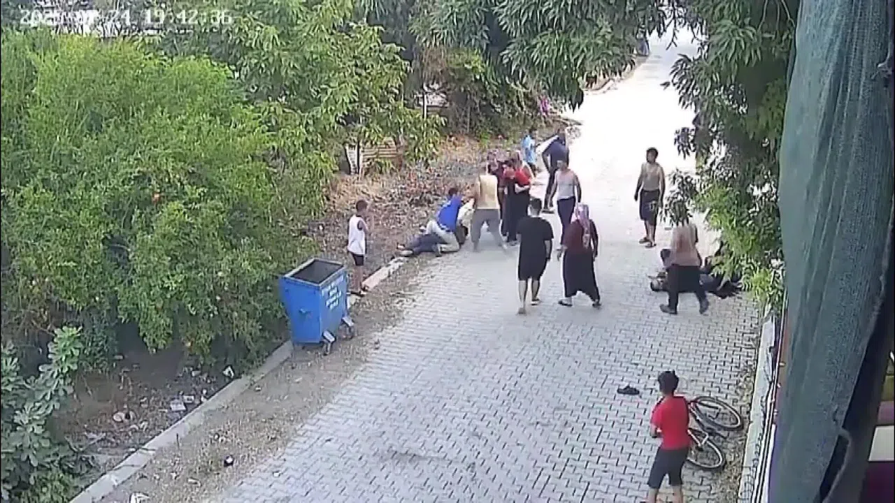 Kanlı Miras Kavgasında Yeni Görüntüler: Baba, Oğullarını Sopayla Dövüp Böyle Ateş Etti