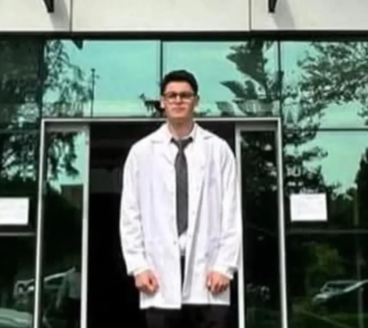 Kalp Kriziyle Ölen 24 Yaşındaki Doktor, Annesinin Yanına Defnedildi