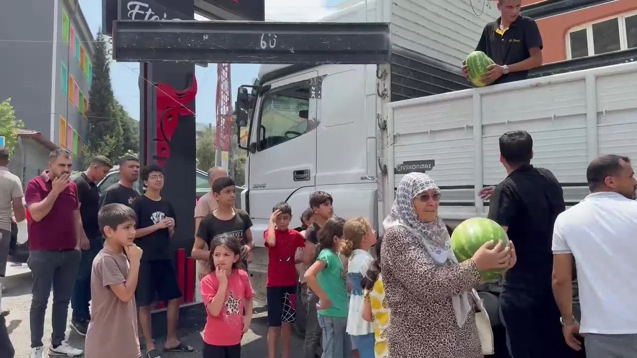 Hayırsever Esnaf, 20 Ton Karpuzu 1 Saatte Ücretsiz Dağıttı