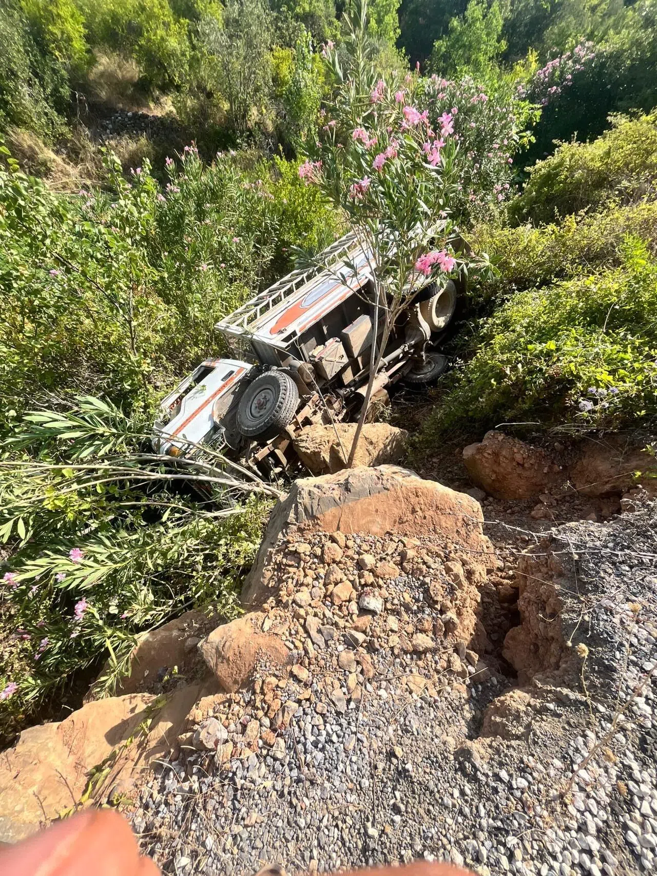 Kamyonet Şarampole Uçtu: 3 Yaralı