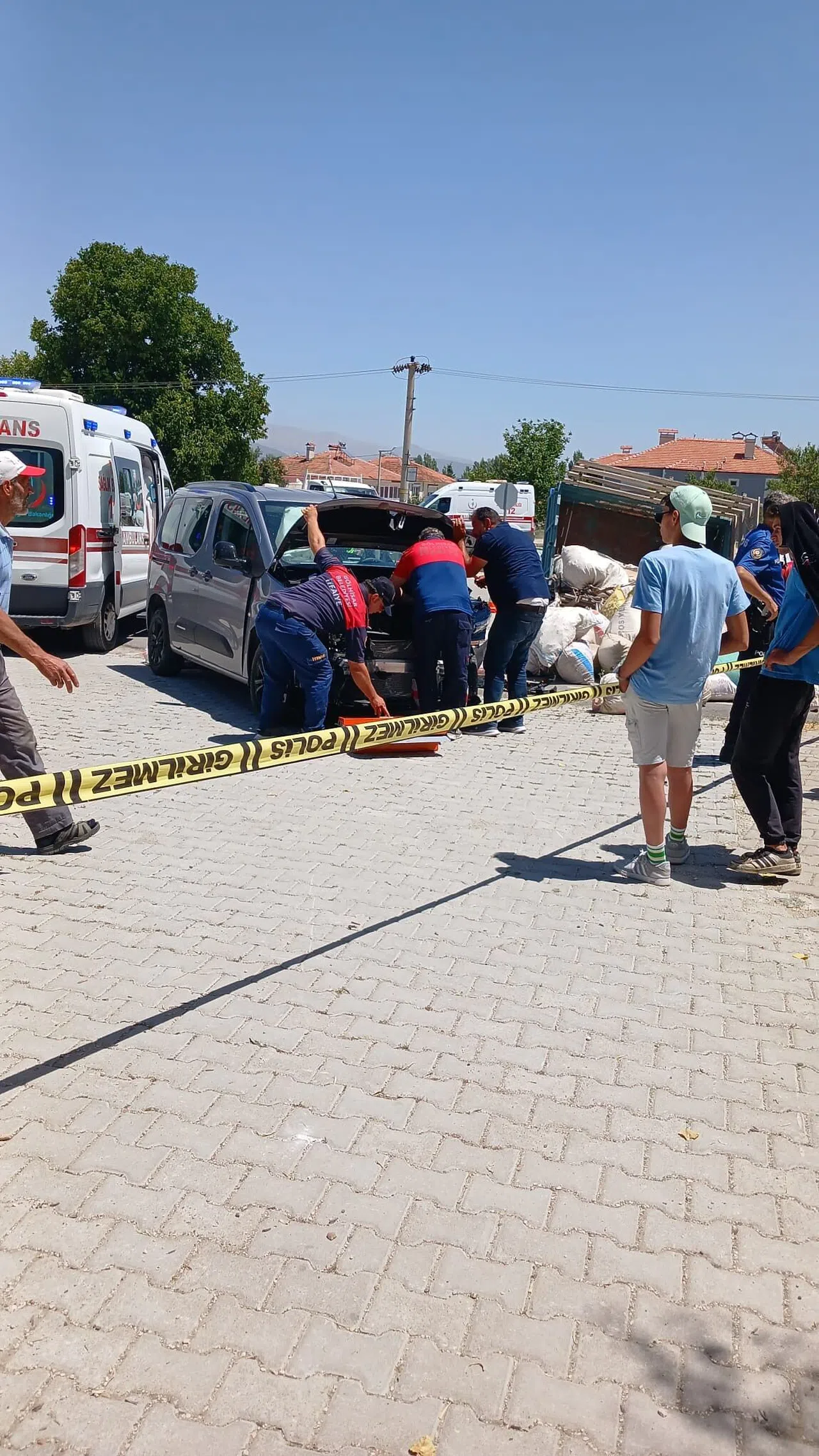 Hafif Ticari Araç İle Traktör Çarpıştı: 7 Kişi Yaralandı